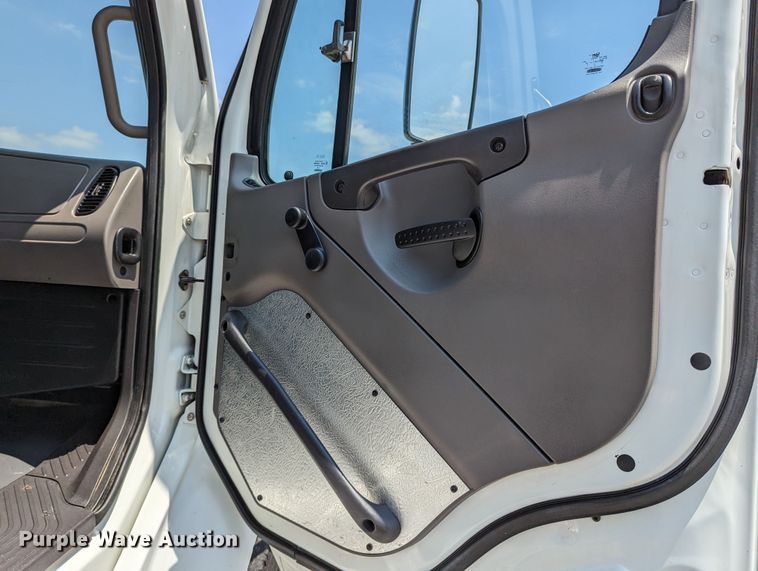 image for item MX9307 2007 Freightliner Business Class M2  flatbed truck