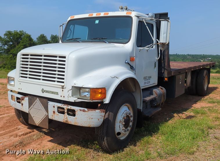 image for item MY9320 1993 International 4900  flatbed truck