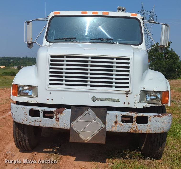 image for item MY9320 1993 International 4900  flatbed truck
