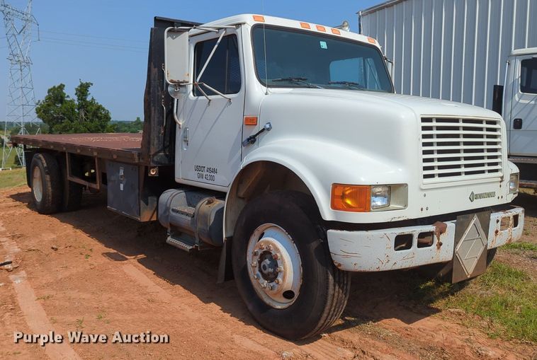 image for item MY9320 1993 International 4900  flatbed truck