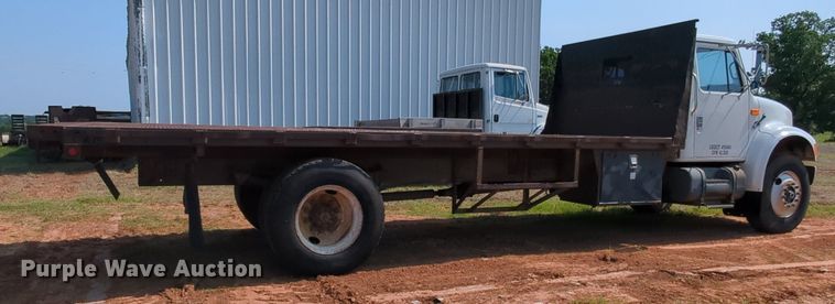 image for item MY9320 1993 International 4900  flatbed truck