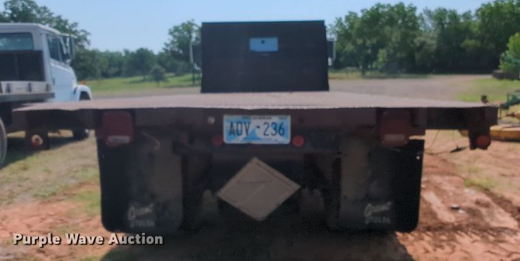 image for item MY9320 1993 International 4900  flatbed truck