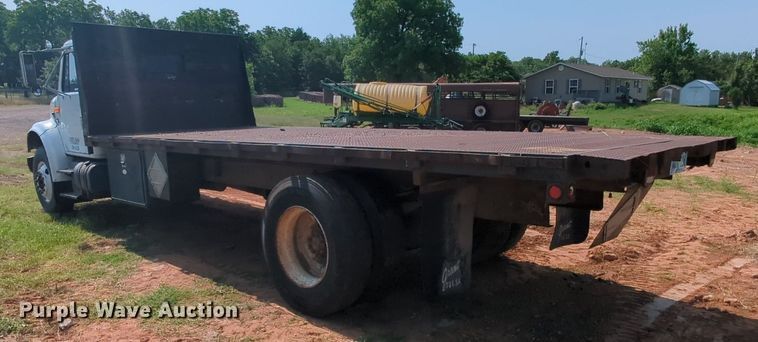 image for item MY9320 1993 International 4900  flatbed truck