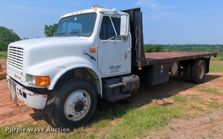 image for item MY9320 1993 International 4900  flatbed truck