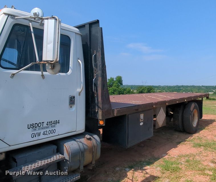 image for item MY9320 1993 International 4900  flatbed truck