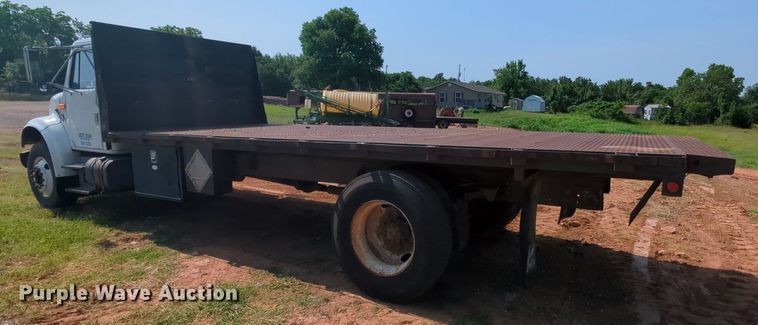 image for item MY9320 1993 International 4900  flatbed truck