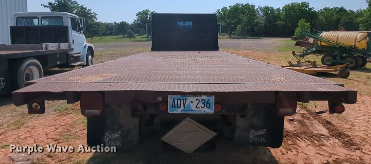 image for item MY9320 1993 International 4900  flatbed truck