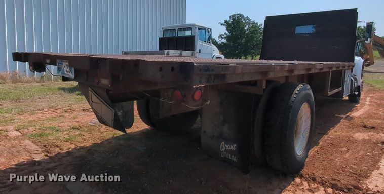 image for item MY9320 1993 International 4900  flatbed truck