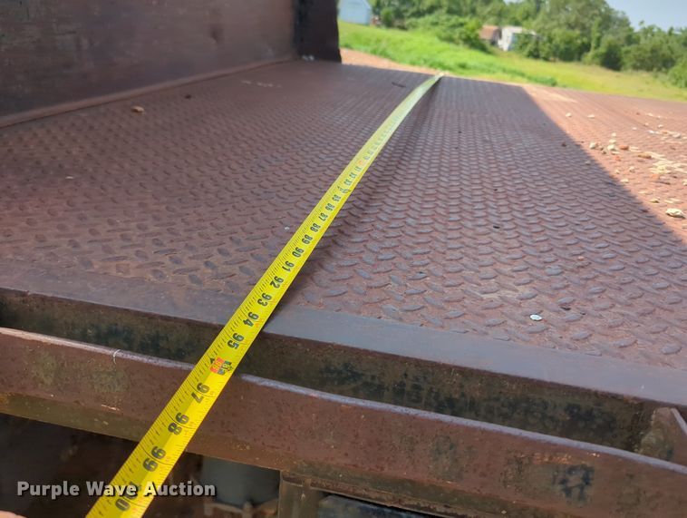 image for item MY9320 1993 International 4900  flatbed truck