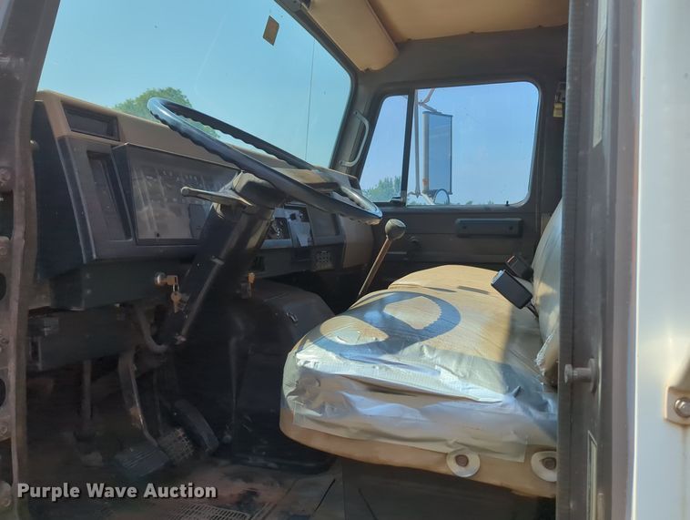 image for item MY9320 1993 International 4900  flatbed truck