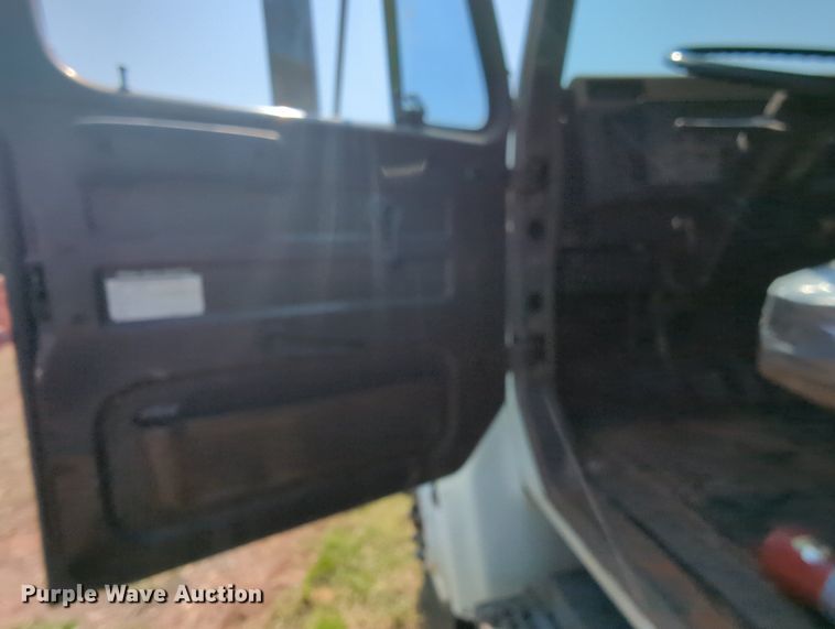 image for item MY9320 1993 International 4900  flatbed truck