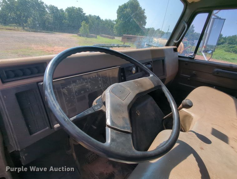 image for item MY9320 1993 International 4900  flatbed truck