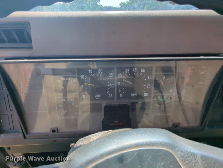 image for item MY9320 1993 International 4900  flatbed truck