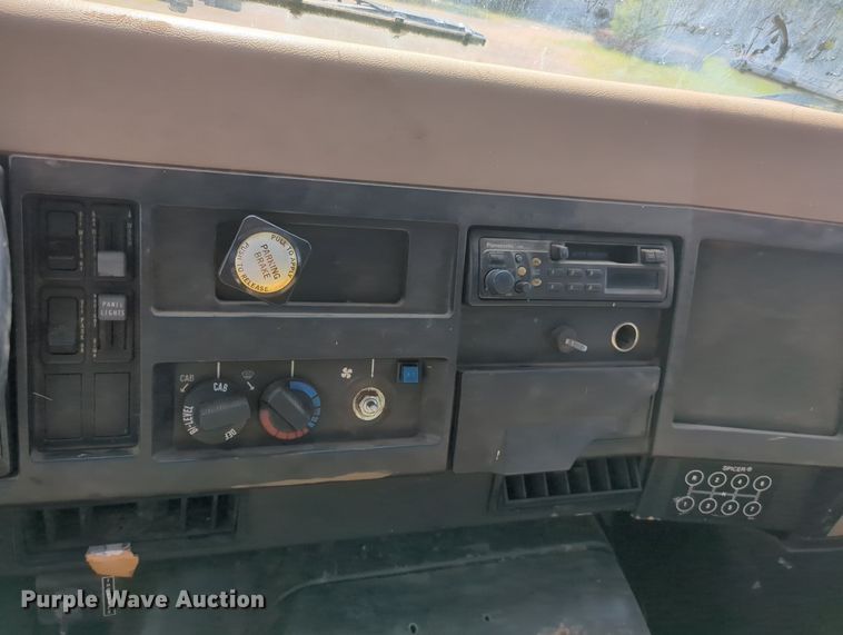 image for item MY9320 1993 International 4900  flatbed truck