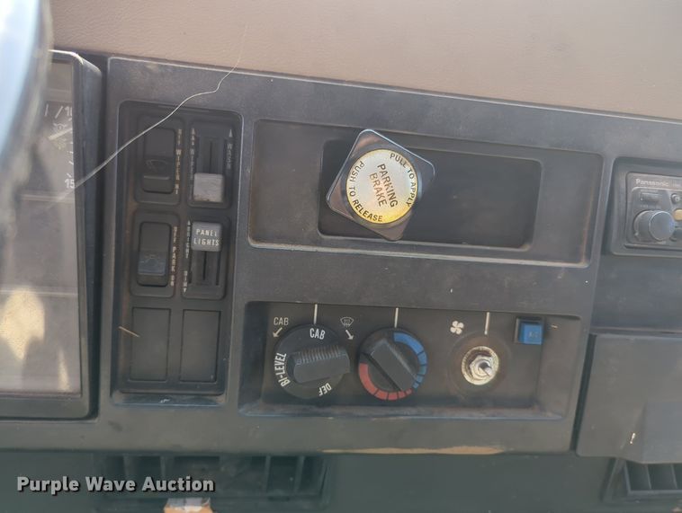 image for item MY9320 1993 International 4900  flatbed truck