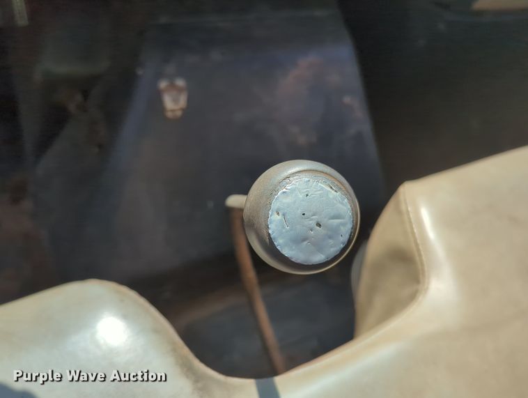 image for item MY9320 1993 International 4900  flatbed truck