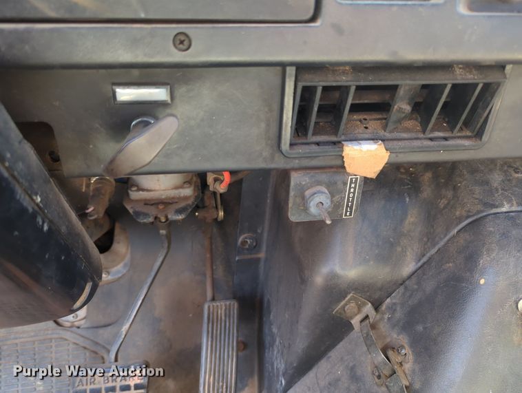 image for item MY9320 1993 International 4900  flatbed truck