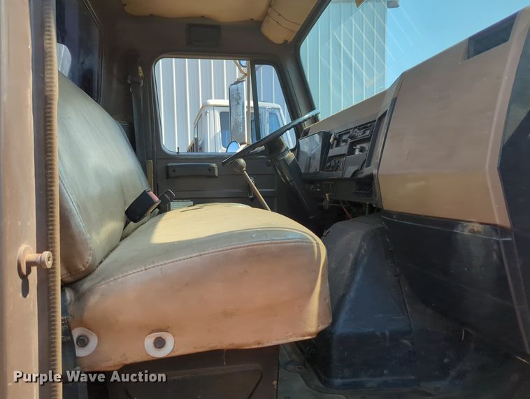 image for item MY9320 1993 International 4900  flatbed truck