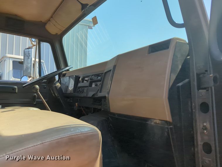 image for item MY9320 1993 International 4900  flatbed truck