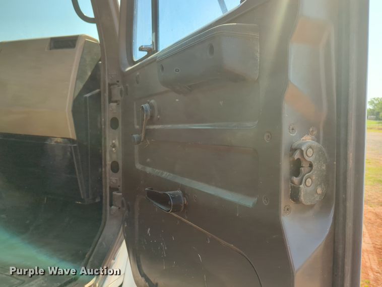 image for item MY9320 1993 International 4900  flatbed truck