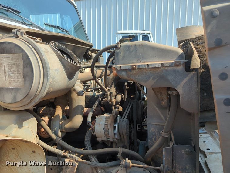 image for item MY9320 1993 International 4900  flatbed truck