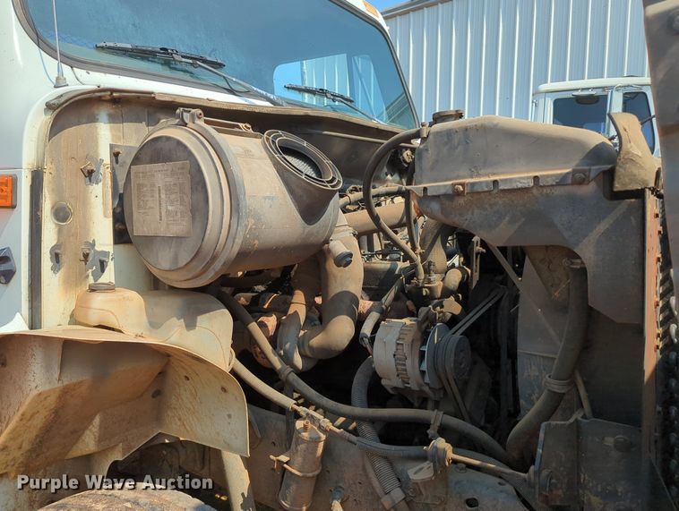 image for item MY9320 1993 International 4900  flatbed truck