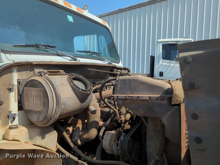 image for item MY9320 1993 International 4900  flatbed truck