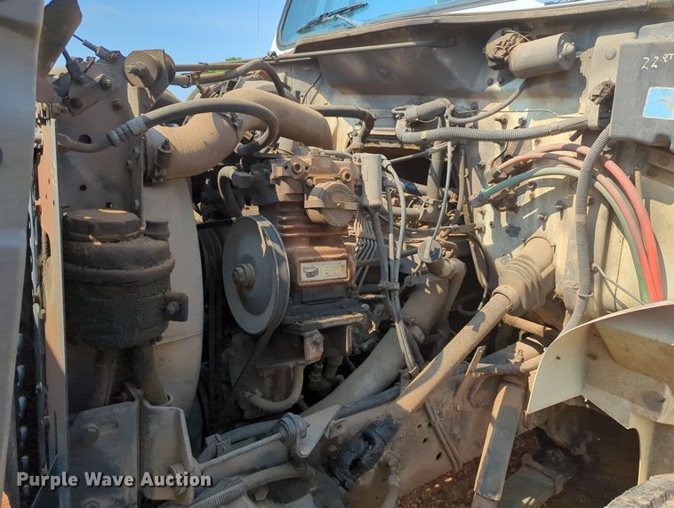 image for item MY9320 1993 International 4900  flatbed truck