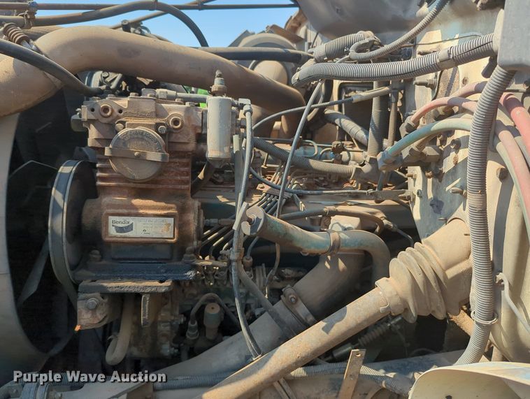 image for item MY9320 1993 International 4900  flatbed truck