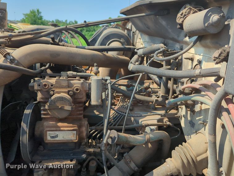 image for item MY9320 1993 International 4900  flatbed truck