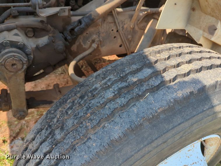 image for item MY9320 1993 International 4900  flatbed truck