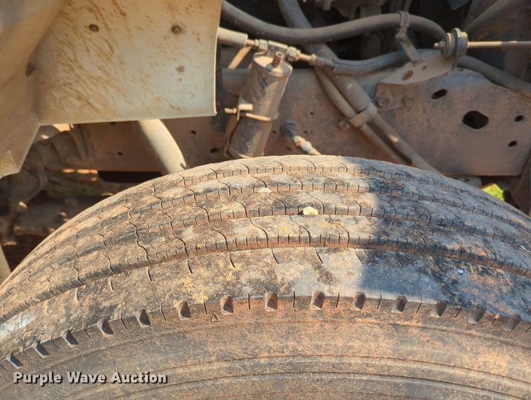 image for item MY9320 1993 International 4900  flatbed truck