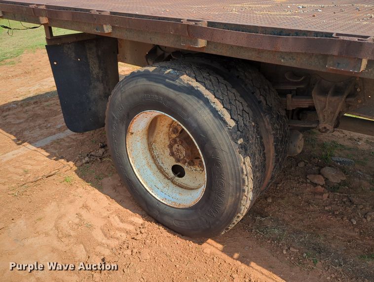 image for item MY9320 1993 International 4900  flatbed truck