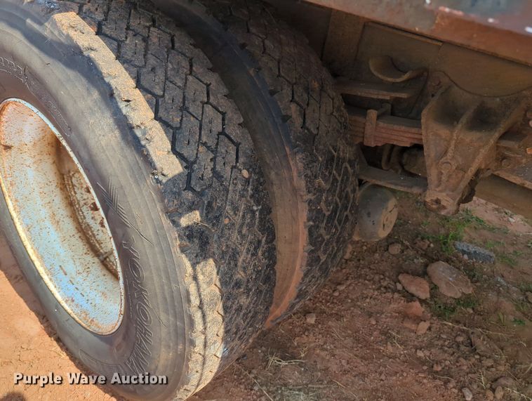 image for item MY9320 1993 International 4900  flatbed truck