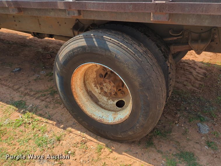 image for item MY9320 1993 International 4900  flatbed truck