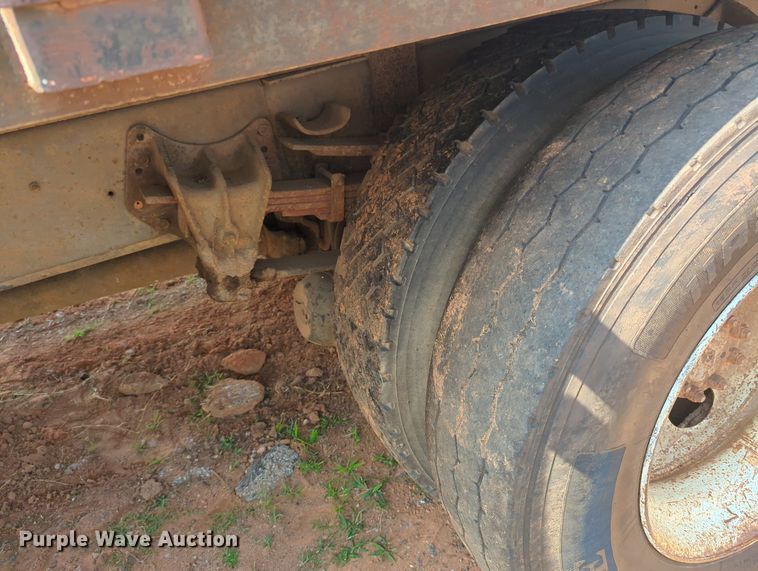 image for item MY9320 1993 International 4900  flatbed truck