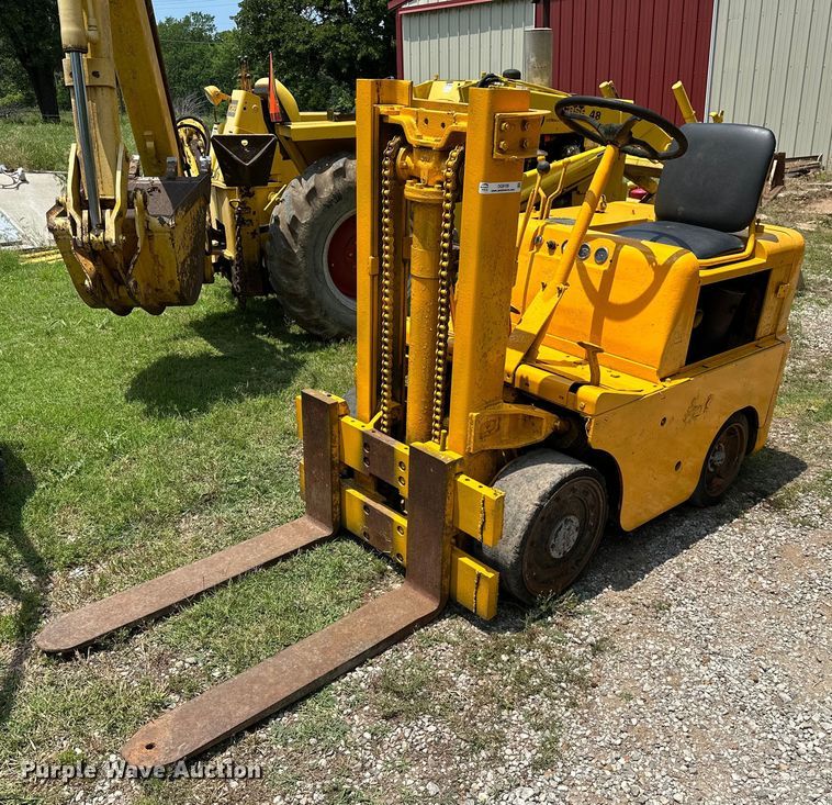 image for item OG9109 Clark 4015  forklift