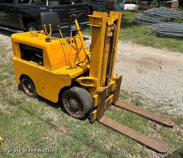 image for item OG9109 Clark 4015  forklift