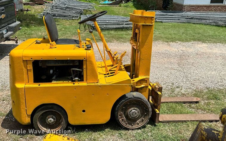 image for item OG9109 Clark 4015  forklift