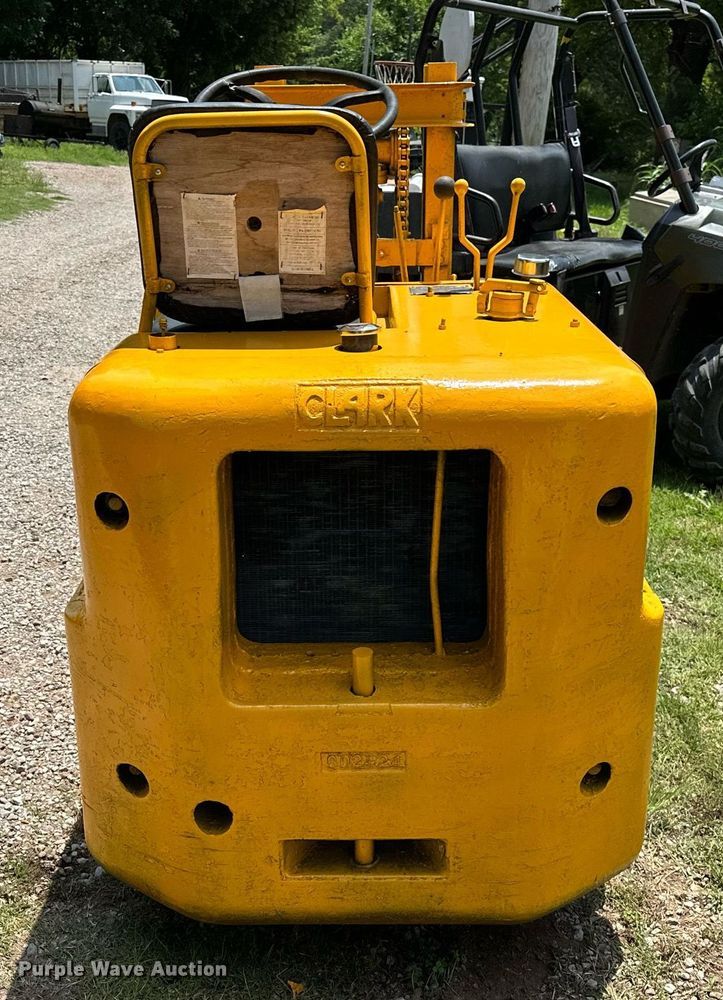 image for item OG9109 Clark 4015  forklift