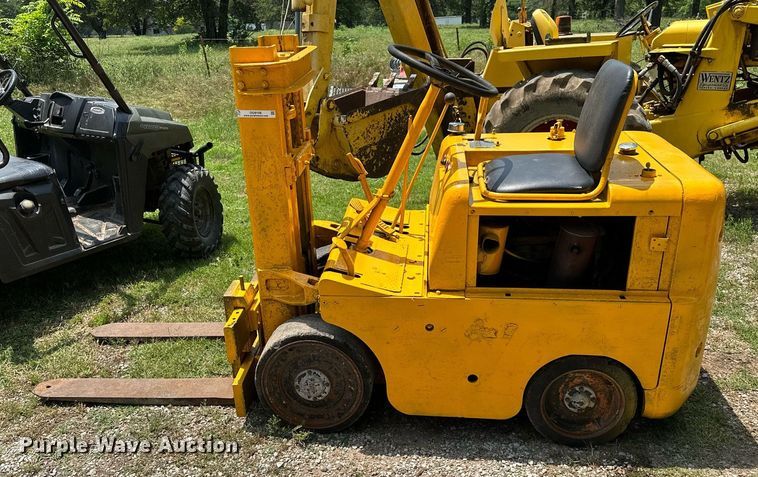 image for item OG9109 Clark 4015  forklift