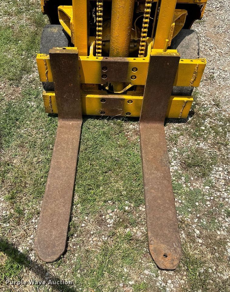 image for item OG9109 Clark 4015  forklift