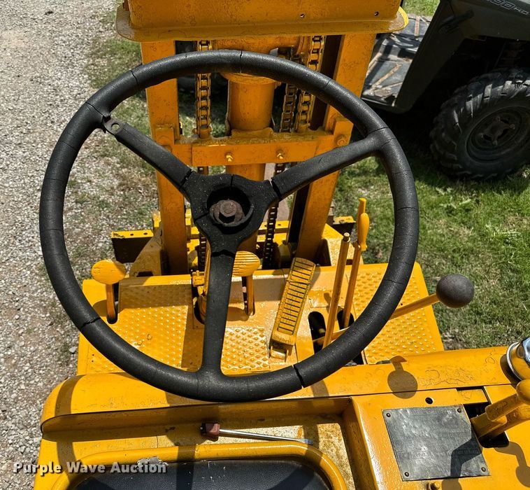 image for item OG9109 Clark 4015  forklift