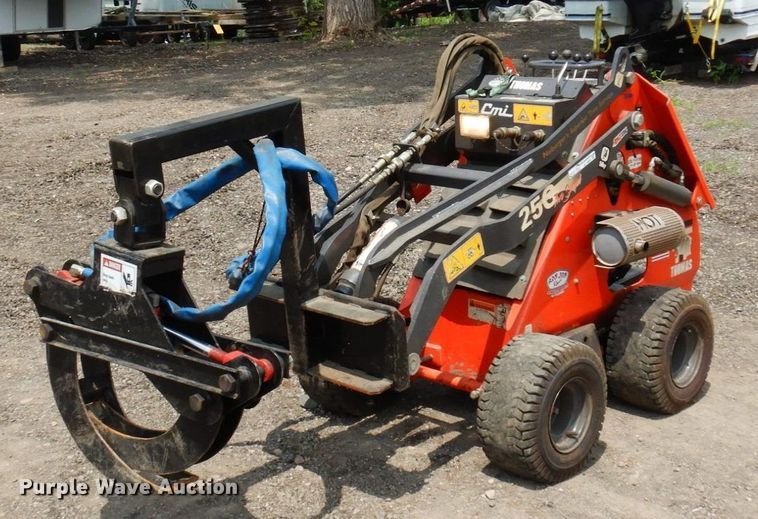 image for item AF9669 2002 Thomas 25G  compact utility loader