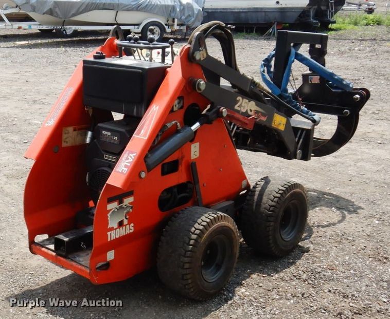 image for item AF9669 2002 Thomas 25G  compact utility loader