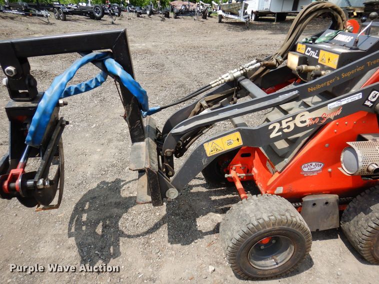 image for item AF9669 2002 Thomas 25G  compact utility loader