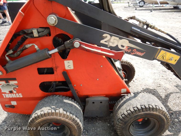 image for item AF9669 2002 Thomas 25G  compact utility loader