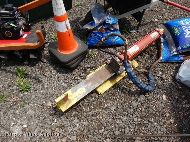 image for item AF9669 2002 Thomas 25G  compact utility loader