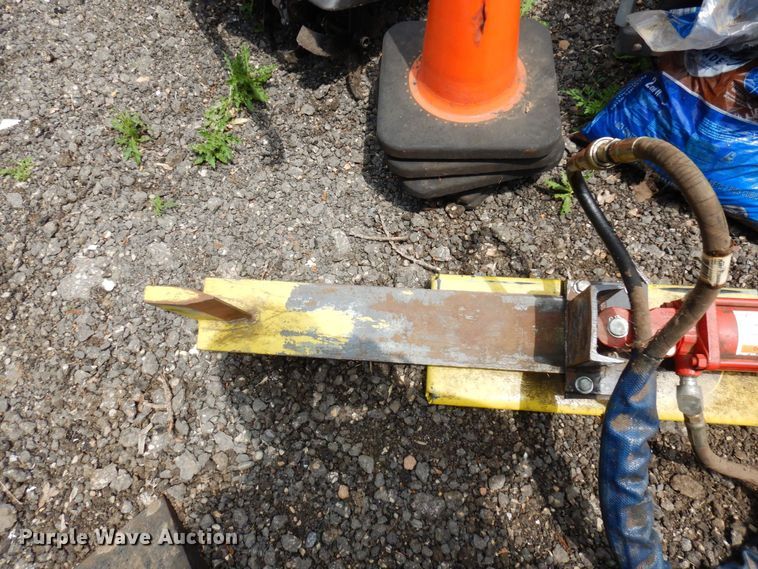 image for item AF9669 2002 Thomas 25G  compact utility loader