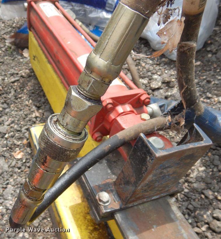 image for item AF9669 2002 Thomas 25G  compact utility loader